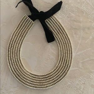 Pearl collar necklace with velvet tie